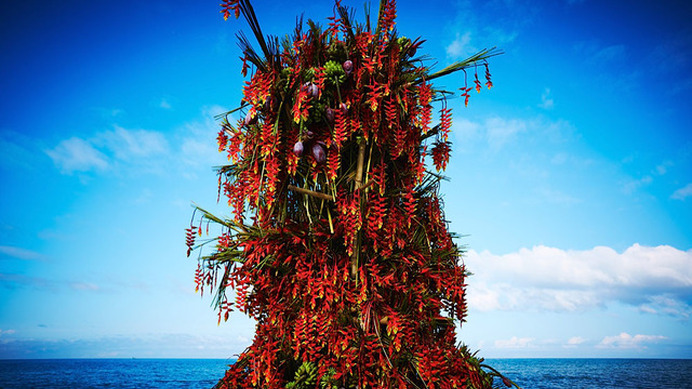 フィリピンの海に植物を生けた「In Broom」最新作