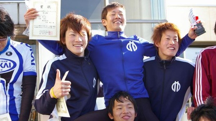　全日本学生ロードレースシリーズ第10戦・菖蒲町クリテリウムラウンド2が、1月13日に埼玉県菖蒲町で開催され、順天堂大の辻本翔太（21）がゴールスプリントで優勝。シリーズ総合成績でも首位に躍り出た。
