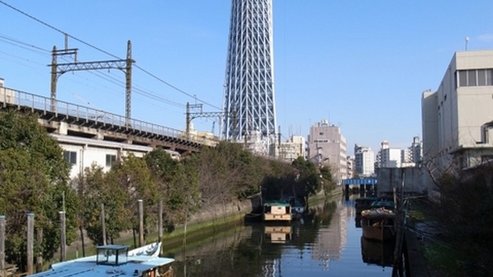 2010年2月撮影：屋形船と建築中のスカイツリー。下町と近未来の組み合わせ