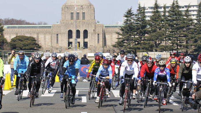 　東京都心部、神宮外苑のイチョウ並木を背景に行われる自転車レース、「2007年度全日本学生ロードレースシリーズ最終戦」が2月11日に開催された。世界最大の自転車レース、ツール・ド・フランスで5度の優勝経験を誇るフランスのベルナール・イノーも来日し、「マスター