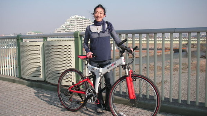 　充実した自転車ライフを楽しむ人たちを紹介するレギュラーコンテンツ「サイクルスタイルSNAPS」は、第9回として松谷徳子さんをご紹介。松谷さんは歯科助手として働く一方、女性だけの自転車軍団チームエレファントのメンバーとして活動。チーム内ではジャージデザイン