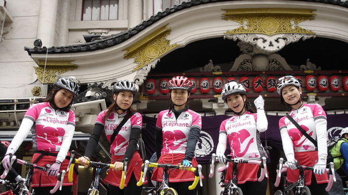 　都心部を自転車で走るサイクリング大会「バイシクルライド2008イン東京」が4月20日に開催され、およそ1,200人のサイクリストが駆け抜けた。赤坂から新橋、築地、晴海を経て、お台場にある潮風公園を折り返す約27kmのコースが設定された。