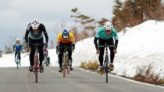 全国に先駆けて開催される自転車のヒルクライムレース、第13回ツール・ド・草津が志賀草津高原ルートを舞台に開催され、過去最高となる1700余名の選手達が白根山を目指し高低差800メートルを一気に駆け上がった。