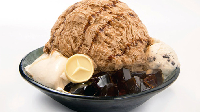 メルセデス・ベンツのロゴマークをあしらったホワイトチョコレートを乗せた「コーヒーかき氷」