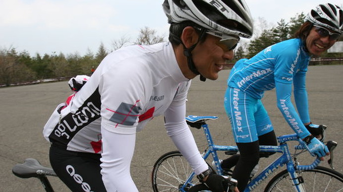 　二代目自転車名人に任命されるなど、自転車好きとして知られる俳優の鶴見辰吾（44）率いるサイクリングチーム「LEGON」は4月29日に、富士吉田市の富士スバルラインで練習会を行ない、日本人プロとして唯一のツール・ド・フランス出場経験を持つ今中大介（45）を講師に