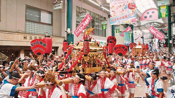 日本三大祭り 天神祭 が大阪で開催 ギャル神輿は35年周年 Cycle やわらかスポーツ情報サイト