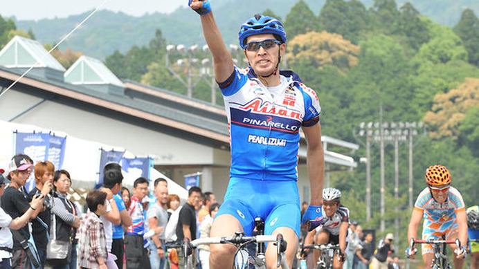 　第10回ツール・ド・熊野は5月9日、和歌山県の新宮駅前をスタートして赤木川沿いの周回コースを走る第1ステージ（125.8km）が行われ、11人によるゴールスプリントを廣瀬敏（32＝愛三工業）が制して優勝。それと同時に総合成績で争うリーダージャージを獲得した。