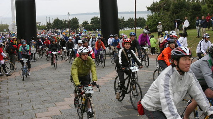 　東京を走る本格的な自転車ロングライド大会の「TOKYOセンチュリーライド2008 in荒川」が5月10日に葛西臨海公園から志木秋ヶ瀬さくら草公園までの往復80kmで行われ、あいにくの雨にもかかわらず1,923人のサイクリストが参加した。