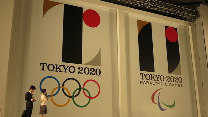 東京オリンピック・パラリンピックのエンブレム。左がオリンピック、右がパラリンピック