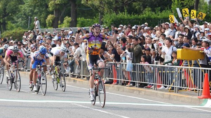 　第12回ツアー・オブ・ジャパン、堺ステージは18日、大阪府堺市内で行われ、ザッカリ・デンプスター（20＝サウスオーストラリアドットコム・AIS）が優勝した。デンプスターは昨年の大阪ステージ（現堺ステージ）3位だった。デンプスターにとってこれが、初めての国際大
