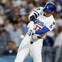 【MLB】大谷翔平、劣勢から“ドン詰まり”パワーで運んだ右前打　塁上で手を振って「痛え……」思わず苦笑い