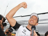 【F1 日本GP】引退が噂されるバトン、ファンの前で「ガンバリマス！」 画像