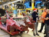 フォードの工場にサンタのソリが登場…廃車を流用 画像