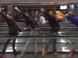 “待ち時間を持て余したバレエ団”が、空港で突然パフォーマンスを開始!? 画像