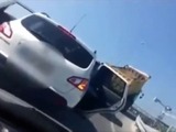 煽られてブチ切れたダンプカーが、高速道路でとんでもない暴挙に！ 画像