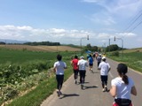iPhone壁紙「青い池」の美瑛町を走るヘルシーマラソン…増田明美がハイタッチ 画像