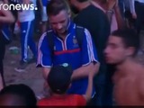EURO決勝で敗れた仏サポーターが号泣…優しく慰めたのは10歳の少年だった 画像