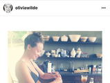 #オリヴィア・ワイルド、#マタニティの#ビキニ 姿で料理を披露 画像