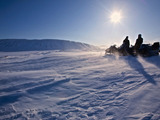 パウダースノーを走り抜ける「スノーモービルで行く雪上ツーリング」 画像