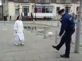 【動画】修道女と警察官がリフティングを披露し合う姿が微笑ましい 画像