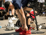 クリスチャン ルブタンが新作メンズスニーカーをバイク・ポロ競技で発表「ピッティ・ウオモ92」 画像