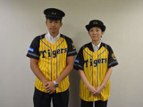 阪神タイガース「ウル虎の夏」を盛り上げる！阪神電車の駅係員がユニフォーム着用 画像