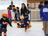 鈴木明子、閉校になる学校の生徒とスケートで交流…スケートキャラバン 画像