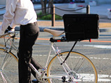 量や形に合わせて変化する自転車用荷台「バリアングルリアキャリア」発売 画像