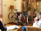 リビングに置ける家具調の自転車スタンド「バイシクルレスト」発売 画像