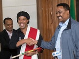 【動画】ロナウジーニョは今でもスーパースター！エチオピアでの歓迎ぶりがスゴすぎた 画像