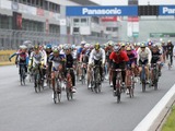 富士スピードウェイで自転車走行会、途中停車の記念撮影もOK…8月24日 画像