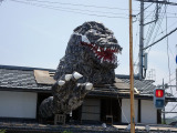 なんだコリャ！民家の屋根を突き破るゴジラが話題 画像