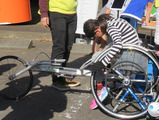 陸上競技用車いすを使ったパラ競技体験会が「東京都 ランナー応援イベント」で開催 画像