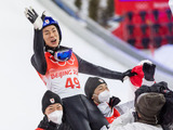 【北京五輪】「鷲のように飛んだ」ジャンプ金メダルの小林陵侑を海外メディアも称賛 画像