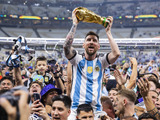 【カタールW杯】アルゼンチン、約400万人集結で優勝パレード急きょ打ち切り　メッシはW杯トロフィーを抱えて寝る姿を投稿 画像