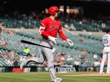 【MLB】大谷翔平、途中交代に公式「痙攣のため」と説明　2打席連続38号直後に左脇腹を気にする素振り 画像