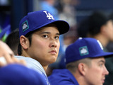 【MLB】「笑顔が消えた…」大谷翔平　ベッツの特大アーチにハイタッチも、表情は固く心配の声が相次ぐ 画像