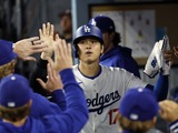 【MLB】大谷翔平、待望の1号で同僚から笑顔の“ヒマワリの種シャワー”　エ軍時代は兜セレブレーション、新パフォに注目 画像