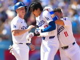 【MLB】「祝われ方も豪快」サヨナラ打を放った大谷翔平への“手荒な祝福”が話題　現地ファンからは要望も「もう10年延長で」 画像