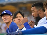 【MLB】47号で味方打線に着火した大谷翔平、山本由伸が2試合連発”エドマン砲”を笑顔で祝福　山本は拍手で大喜び 画像