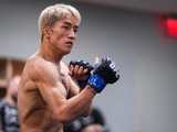 【UFC】朝倉海、試合直前に兄・未来とウォーミングアップ……フライ級1位や平良達郎も現地観戦　歴史的一戦まであとわずか 画像