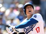 【MLB】大谷翔平、CY賞右腕の得意球カットボールに「自打球連発」で苦笑い　“苦悶の表情”でトレーナーもヒヤリ 画像