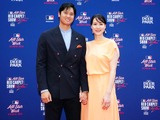 【MLB】球宴レッドカーペット、大谷翔平のファッションに辛口評価も……「真美子夫人が補った。ピーチカラーのドレスで魅力放つ」と米メディア 画像