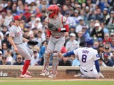 【MLB】「リトルリーグかよ」ファンも憤慨、レッズ捕手が犯した“とんでもない凡ミス”　無死満塁、三塁手がゴロでベースを踏んで本塁送球も…… 画像
