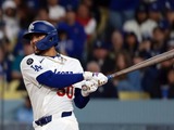 【MLB】マイナーで実戦復帰のベッツ、3打数1安打と回復アピール　試合前にはキケとの“即席サイン会”にファン殺到 画像