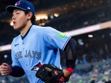 【MLB】「岡本和真は魔術師だ」前進守備で強烈ゴロを“鮮やか”横っ飛び好プレー、ゲレーロJr.が笑顔で称賛　打撃では貴重な同点犠飛も 画像