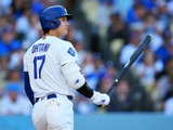 【MLB】大谷翔平、右手甲への死球で途中交代……プロテクターに当たるも痛がる素振り　明日の登板に影響は？ 画像