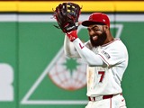 【MLB】アデルがフライを“頭で受けて”打球がスタンドイン……まさかの本塁打アシストに米記者驚愕「彼は守備に一生懸命取り組んできたが……」 画像