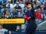 【MLB】岡本和真の特大14号に本拠地騒然、主砲ゲレーロJr.が頭を抱えてポカ～ン……実況も「マジかよ」　球団史上10人目の“500レベル本塁打” 画像