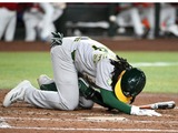 【MLB】アスレチックス23歳新人、自打球直撃で「睾丸破裂」　メジャー初アーチ直後の打席でまさかの“悪夢” 画像